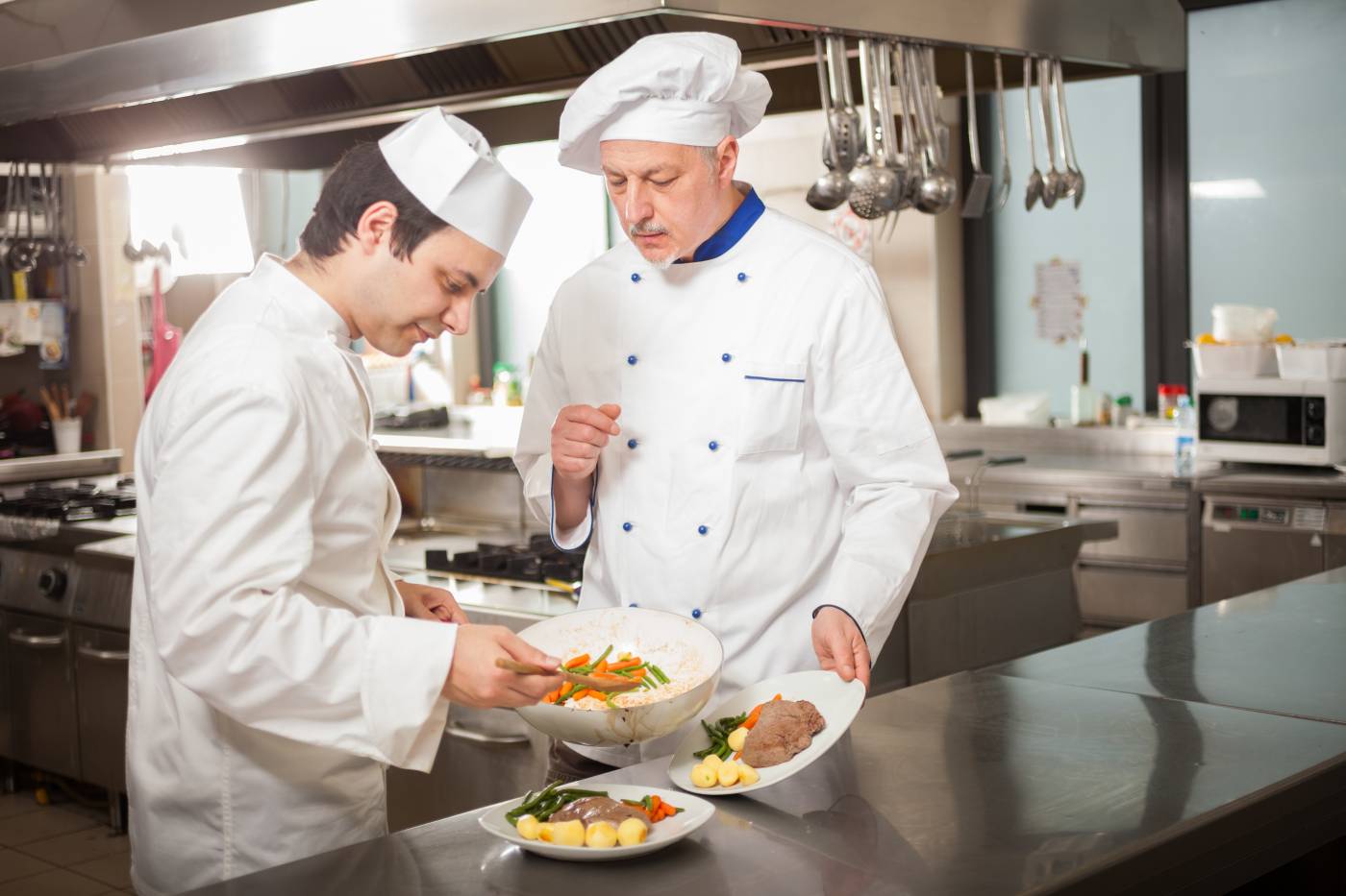 Creando estándares de servicios de los restaurantes para entregar una experiencia estelar a los huéspedes